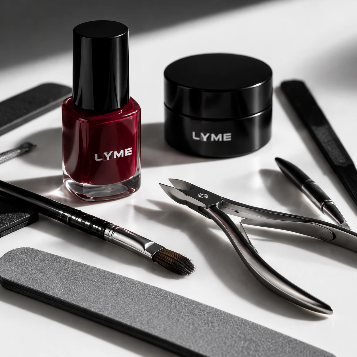 Smalto bordeaux, pennelli e strumenti per manicure LYME, immagine illustrativa